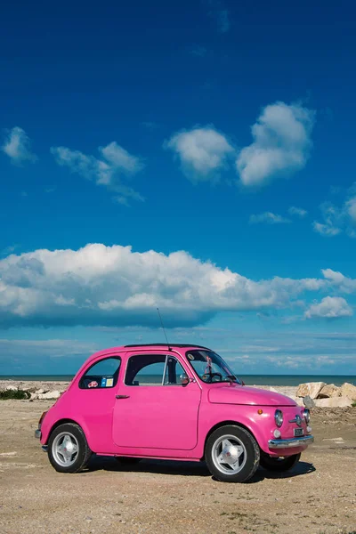 Pedaso イタリア 2016 古いピンク Fiat Nuova 500 都市駐車曇りの青い空と海に近い 1957 1975 — ストック写真