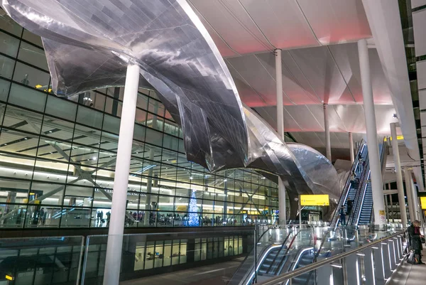 2018年1月 流雕塑由理查德威尔逊 号航站楼 希思罗机场 大伦敦 — 图库照片