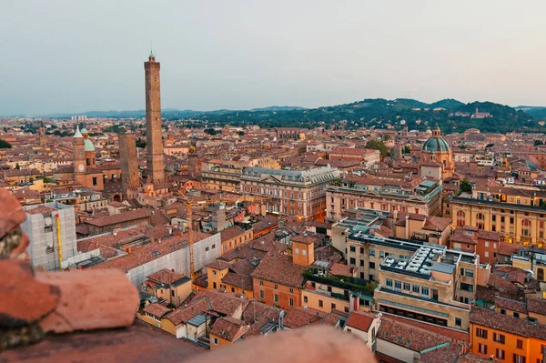 Panoramic Görüntülemek Bologna Çatı Ile Ikiz Kuleleri Asinelli Garisenda Talya — Stok fotoğraf