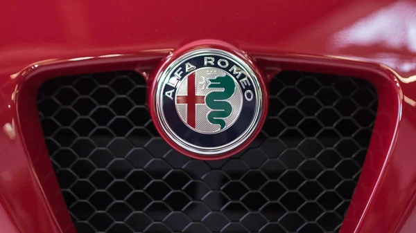 ボローニャ イタリア 2017 はアルファ ロメオのロゴのクローズ アップ — ストック写真