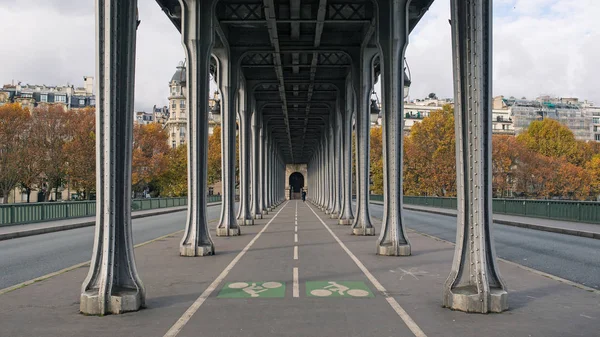 Мост Бир Хакайм Париже Франция — стоковое фото