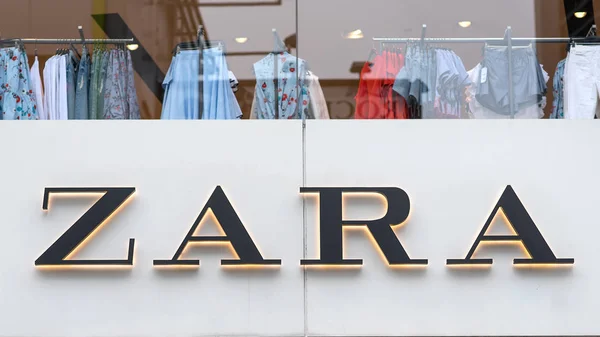 2017 ストア Zara はスペインの衣類やアクセサリーの小売業者 ガリシアのサンティアゴに基づいており Amancio オルテガとロザリア目良によって 1975 年に設立されました — ストック写真