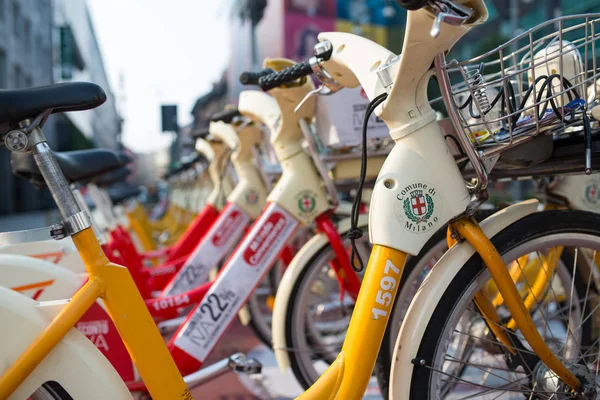 밀라노 이탈리아 2016 자전거 1400 자전거와 100 방송국 Bikemi는 전세계 — 스톡 사진