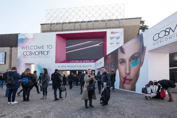 Bologna Italy March 2018 People Entering Cosmoprof Exhibition Largest Beauty — Stock Photo, Image