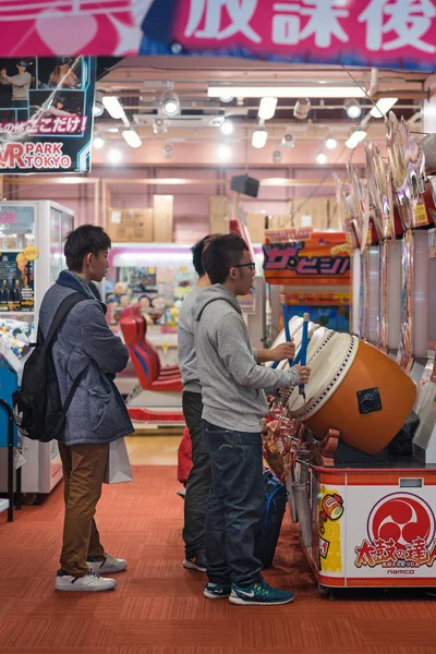 Tokyo Japão Circa March 2017 Jovens Divertindo Com Tambores Dentro — Fotografia de Stock