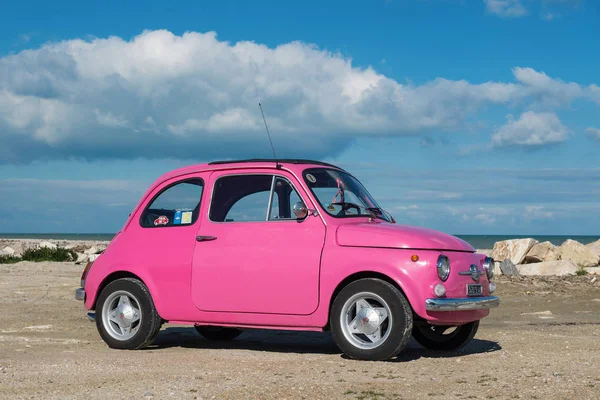 Pedaso Italien Februar 2016 Alter Pinkfarbener Fiat Nuova 500 City — Stockfoto