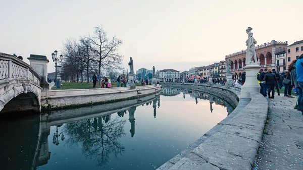 Padua Italia Febbraio 2018 Persone Che Divertono Durante Carnevale Piazza — Foto Stock