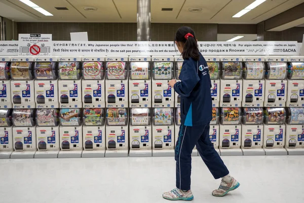 Tokio Japan Circa März 2017 Frau Vor Dem Japanischen Kapselspielzeugautomaten — Stockfoto