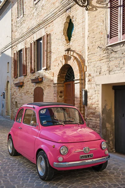 Altidona Italië Februari 2016 Oude Roze Fiat Nuova 500 Stadsauto — Stockfoto