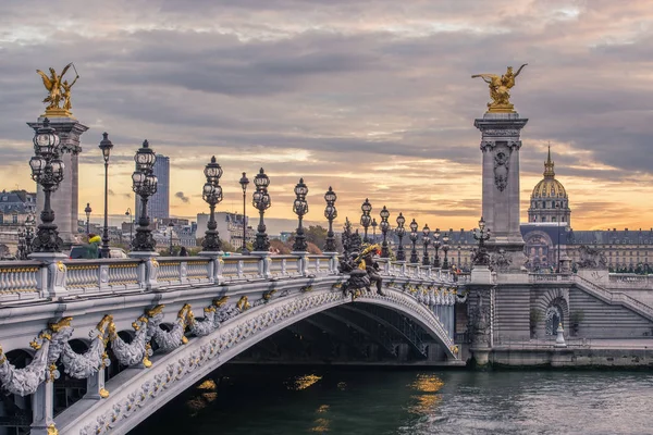 セーヌ川に沈む夕日でアレクサンドル 世の橋 フランスの首都の主要な歴史的観光スポットの フランス 高ダイナミック レンジ画像 — ストック写真