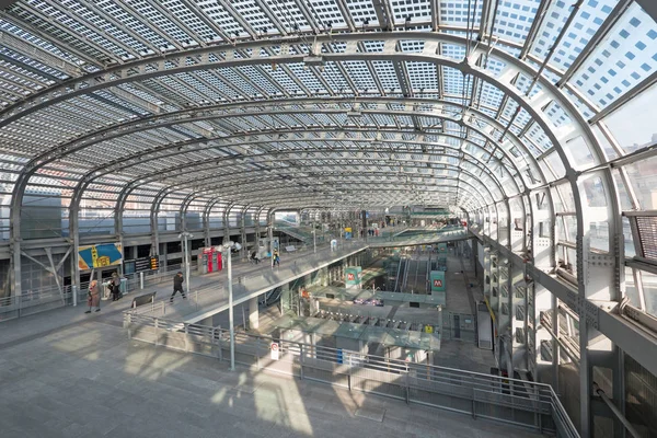 意大利都灵 2018年2月 旅行者在都灵门苏萨火车站 城市的主要中央驻地 — 图库照片