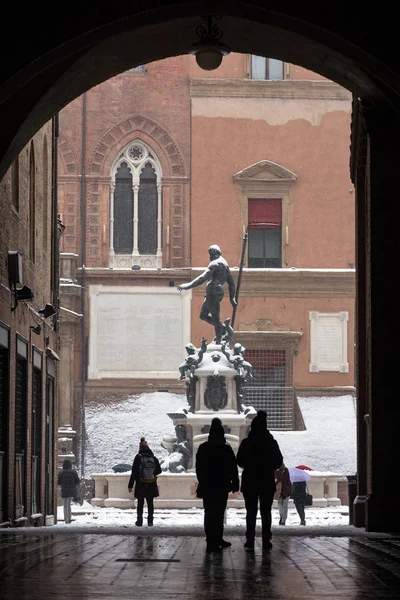Фонтан Нептун Покрытый Снегом Силуэтом Идущих Людей Болонья Италия — стоковое фото