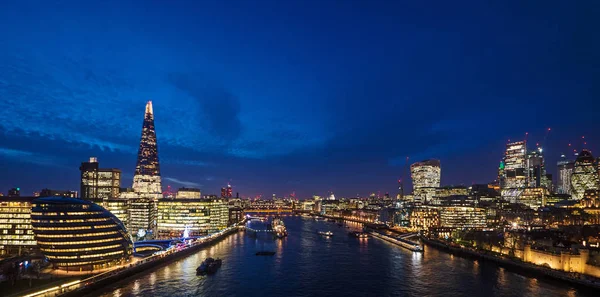 在黄昏的泰晤士河上的伦敦天际线 — 图库照片