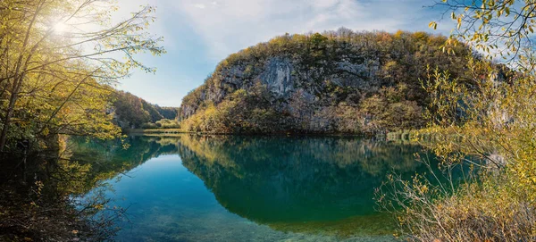 Panoramatický Výhled Tyrkysové Vody Odrazy Národním Parku Plitvická Jezera Chorvatsko — Stock fotografie