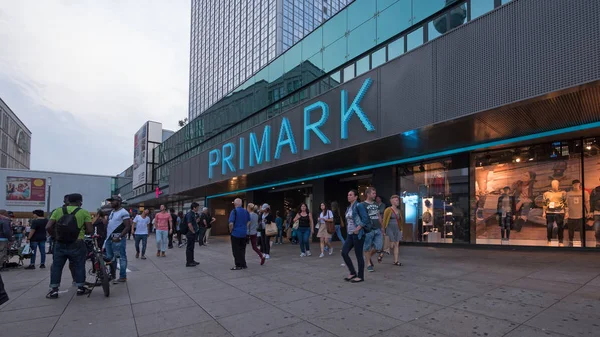 アレクサンダー広場のベルリン ドイツ 2017 Primark プライマークは アイルランドの衣料品小売業者です ダブリンに本社を置く 会社は市場の低コストの終わりに服を販売しています — ストック写真