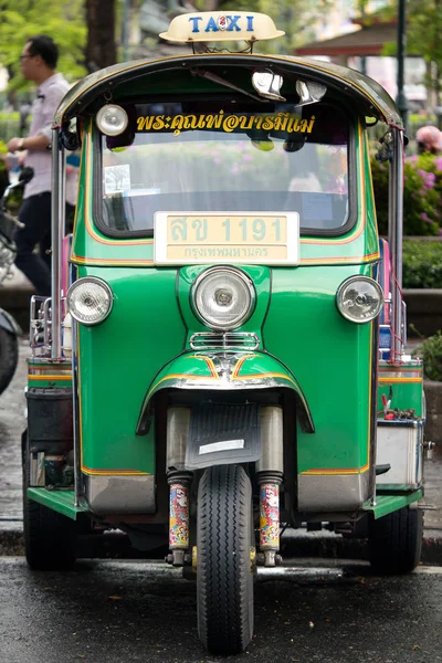 2015年11月13日 传统的笃笃停泊在街上 汽车人力车是最快的方式来绕过拥挤的曼谷街道 — 图库照片