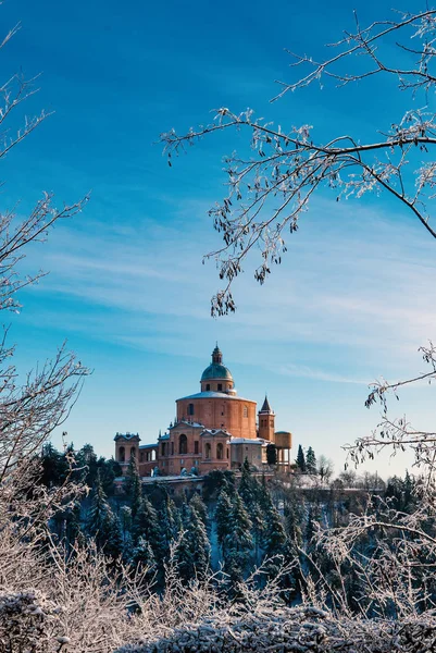 San Luca Sanktuarium Pokryte Śniegiem Okresie Zimowym Błękitem Nieba Bologna — Zdjęcie stockowe