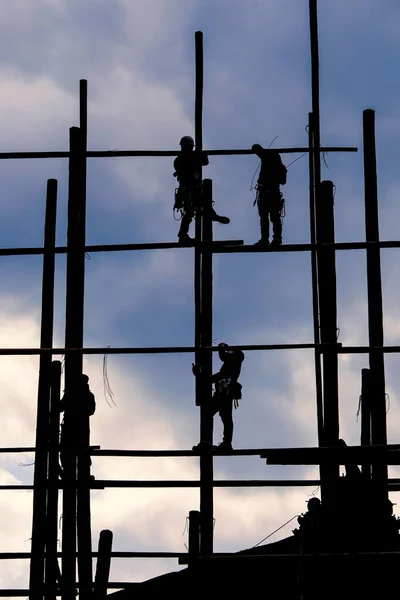 Silhuett Män Som Arbetar Bambu Byggnadsställningar — Stockfoto