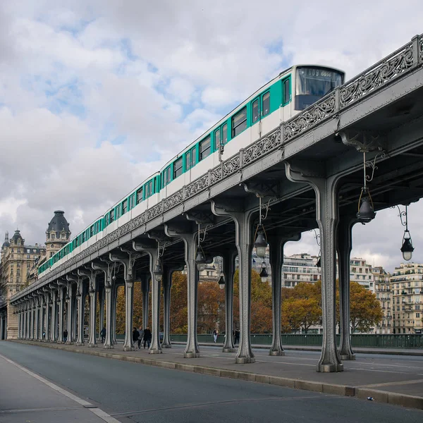 Metro Pasando Por Puente Bir Hakeim París Francia — Foto de Stock