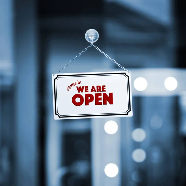 Wij Zijn Open Teken Boord Door Het Glas Van Winkel — Stockfoto