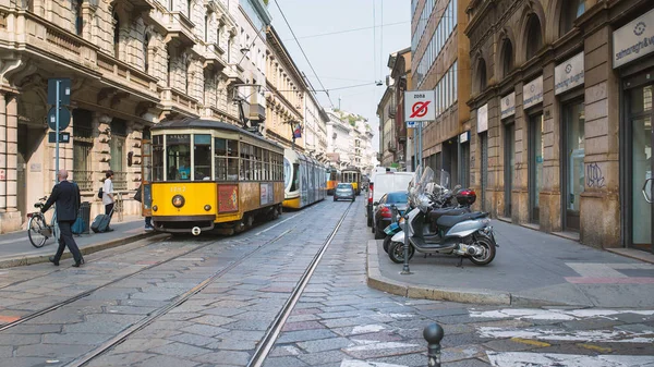 意大利米兰 2016年9月 在街道上的电车 米兰电车轨道网自1881年开始运营 目前网络已有170公里 110 — 图库照片