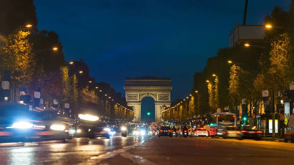 凯旋门和交通沿香榭丽舍大街日落与戏剧性的天空 香榭丽舍是巴黎最著名的街道 — 图库照片