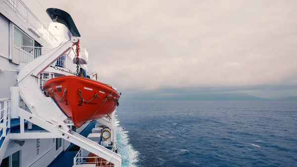 Life Boat Blue Sea Background — Stock Photo, Image