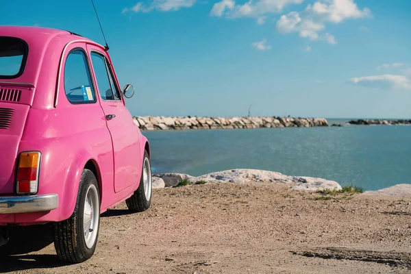 Voiture Vieille Ville Garée Près Mer Avec Ciel Bleu Nuageux — Photo