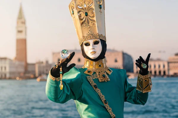 Karnaval Venedik, Mark'ın kare planda St. George Adası'nda güzel maske.