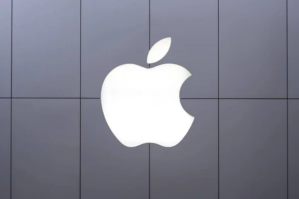Tokyo, Japonya - Mart, 2017 yaklaşık: Apple logosu. Apple Inc Cupertino, California'da merkezi bulunan bir Amerikan çokuluslu teknoloji firmasıdır. 