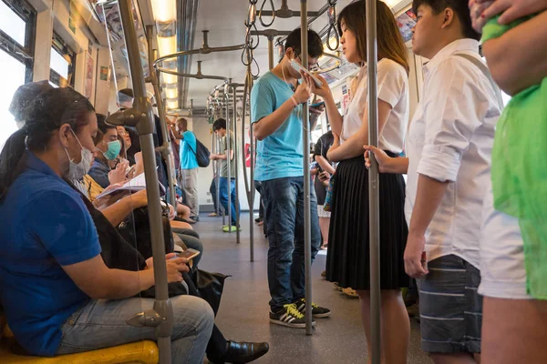 2015年11月17日 旅客在曼谷地铁系统 在泰国的公共列车 — 图库照片