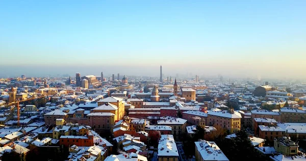 意大利博洛尼亚的屋顶全景 冬天的早晨覆盖着雪 — 图库照片