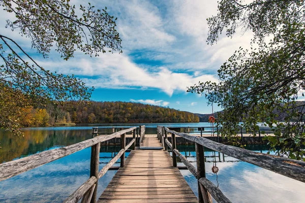 Pohled Dřevěné Molo Uvnitř Národního Parku Plitvická Jezera Chorvatsko Evropa — Stock fotografie