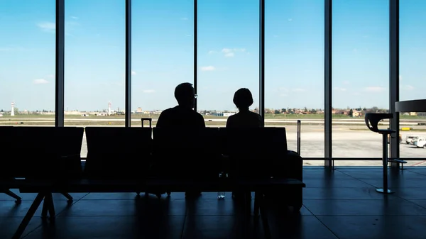 Niet Geïdentificeerde Paar Wachten Luchthaven — Stockfoto