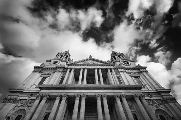 Cathédrale Saint Paul Londres Face Ciel Nuageux Dramatique Image Noir — Photo