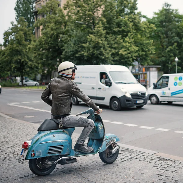 Berlin Circa Julio 2017 Scooter Piaggio Estilo Antiguo Vespa Calle —  Fotos de Stock