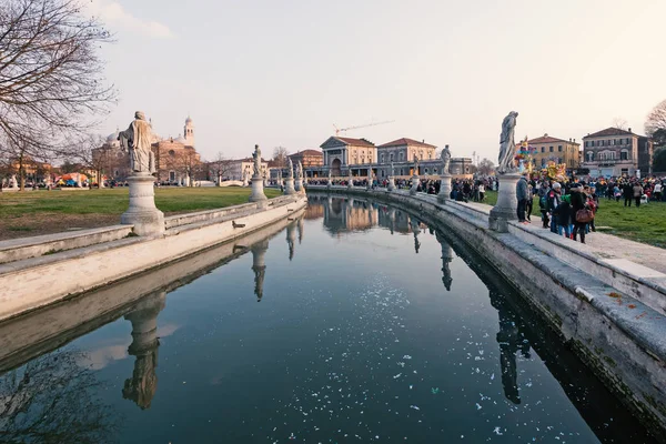 Padua Italia Febbraio 2018 Persone Che Divertono Durante Carnevale Piazza — Foto Stock