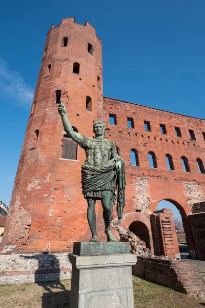 Римская Статуя Цезаря Августа Древние Руины Палатинских Башен Турине Италия — стоковое фото