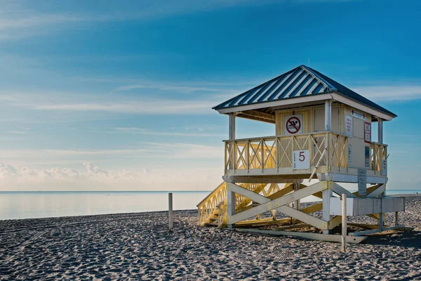 克兰登公园海滨的救生塔在阳光明媚的日子里 关键坎 迈阿密 佛罗里达 — 图库照片