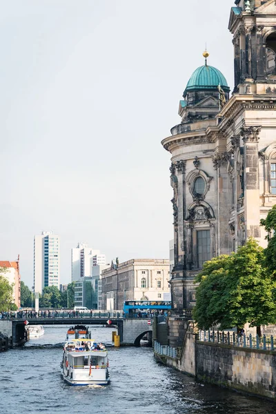 Uitzicht Rivier Met Boot Toeristische Berlijn Duitsland — Stockfoto