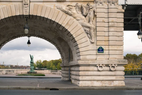 Мост Бир Хакайм Париже Франция — стоковое фото