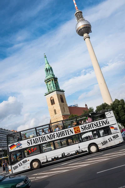 Berlín Alemania Circa Julio 2017 Autobús Turístico Con Torre Fernsehturm —  Fotos de Stock