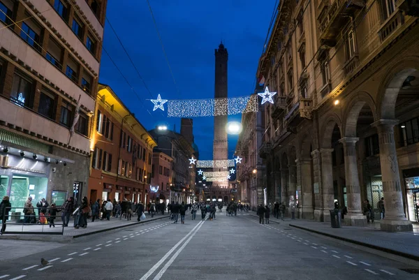 Bologna Italien Circa December 2018 Gadeudsigt Byen Skumringen Med Juledekoration - Stock-foto