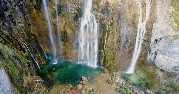 普利特维切湖国家公园的绿松石水和瀑布的空中风景景观 克罗地亚 — 图库照片