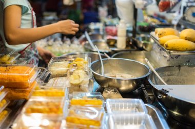 Gıda ayrıntılı satıcı Khao San Road, Bangkok ünlü düşük bütçeli otel ve pansiyonlar ve alan. 