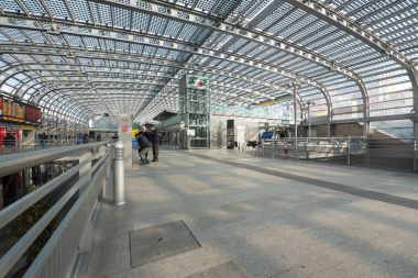 Torino, İtalya - Şubat, 2018 yaklaşık: Gezginler Torino Porta Susa tren istasyonu, şehrin ana merkez istasyonu ile.