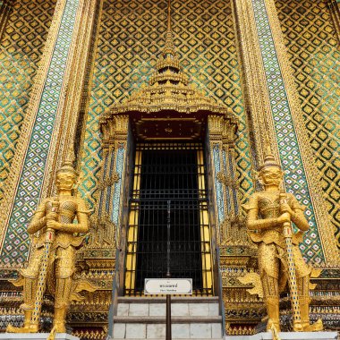 Geleneksel siamese altın heykeller. Grand Palace, Bangkok. Tayland.