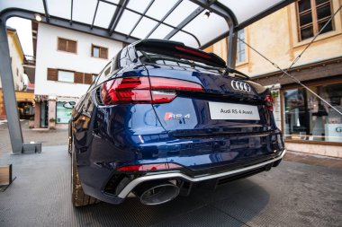 Cortina, İtalya - Aralık, 2017 yaklaşık: Audi Rs4 spor araba arka görüş, Fuar sokakta.