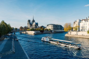 Tekne ile Notre Dame Katedrali ve Seine Nehri. Notre Dame en ünlü Gotik Katedrali (1163-1345) Cite adanın doğu yarısı olduğunu..