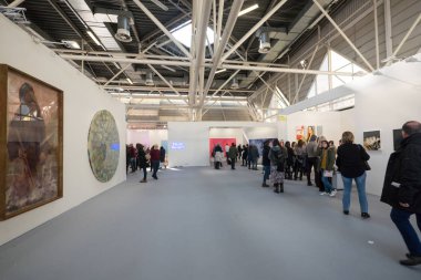 Bologna, İtalya - 2 Şubat 2018: İnsanlar Artefiera 2018 uluslararası sergi çağdaş sanat Bologna ziyaret.